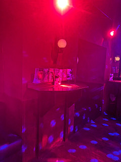 Bühnensaal - Wand-Stehtisch am Dancefloor (bis zu 4 Personen)